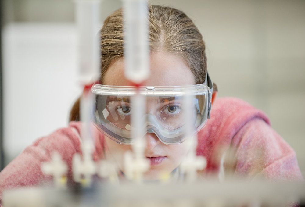 Before taking on research this winter term in Professor Robert Thompson's analytical chemistry lab, Natasha Powell ‘20, has gone the extra mile in her medical shadowing requirements for Oberlin’s premed program. She has shadowed doctors at private practices, orthopedic and pediatrician offices, and has observed surgical procedures.