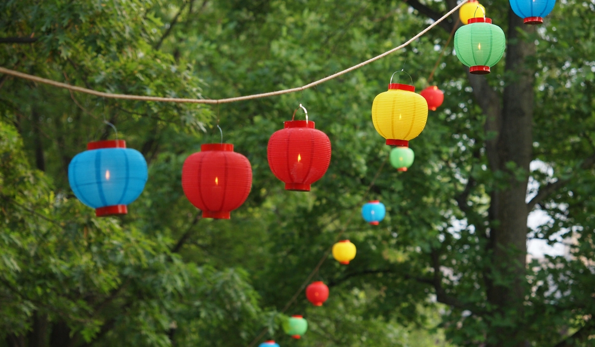 Two hanging ropes with lanterns on them.