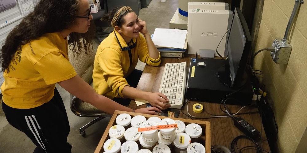Zoe Hecht ‘21 and Emily Bermudez prepare soil samples in the geology department.