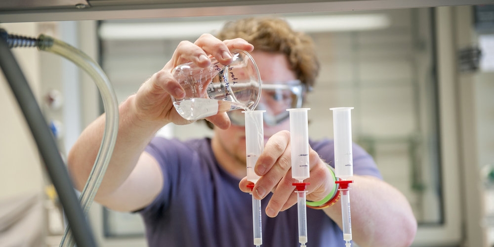 Luke Buck '21, a biochemistry major on Oberlin's premed track, performs analytical chemistry research in Professor Robert Thompson's lab.