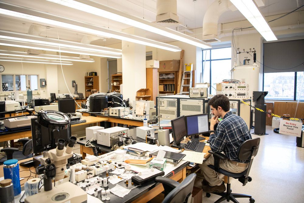 Riley Davies '19 uses Nuclear Magnetic Resonance spectroscopy for his independent honors project, Transport Mechanisms in Cocrystal Formation.