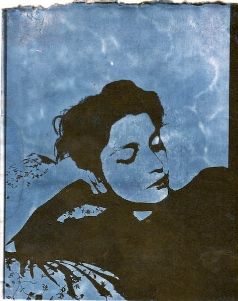 A picture of a woman leaning on her hands. 